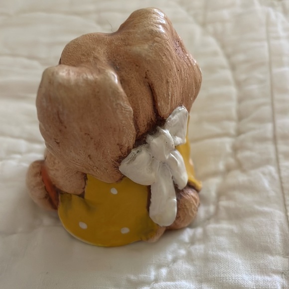 Tinker stoneware”Tilly” made in England, collectible bunny, wiping away tears - Picture 3 of 5